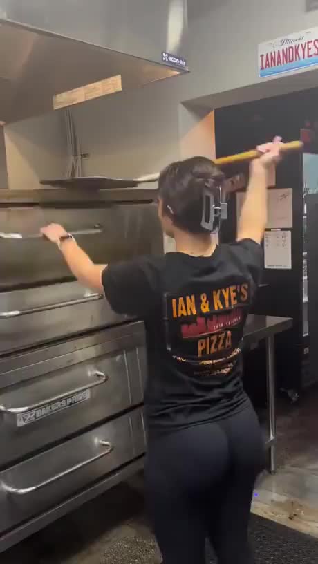 the way she cut the pizza!