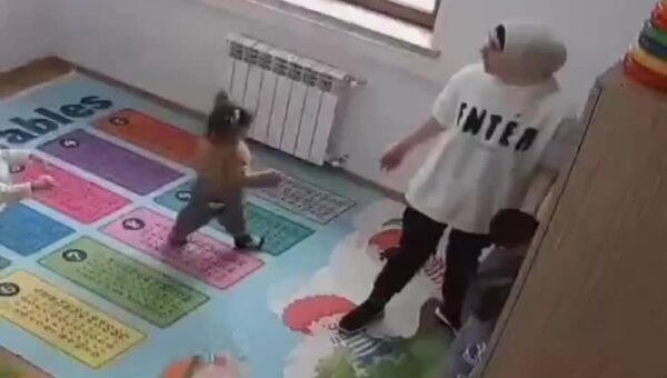 A teacher hugs her crying student in a kindergarten and when the other children see…