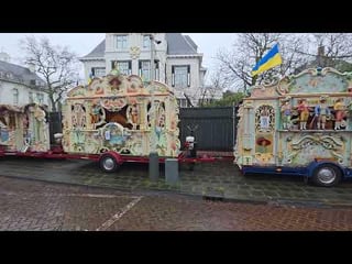 4 massive Dutch barrel organs blast the Ukrainian anthem out-of-sync at the Russian Embassy. Ambassador:…