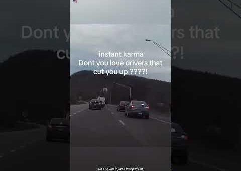Instant Karma for Ignoring Traffic Rules ！😂😂#InstantKarma#PoliceCaught#TrafficViolation#baddrivers