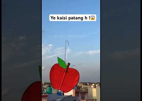 Aaj dekho ajeeb mukabla 😲 Banana 🍌 vs Apple 🍎 patang! #shorts