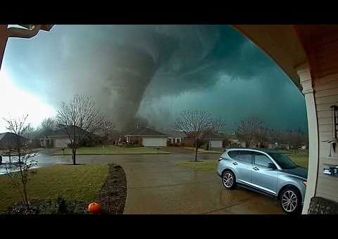 10 Extreme Weather Moments Caught on Camera