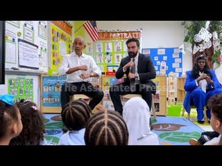 Obama & Mamdani singing Wheels on the Bus with preschoolers