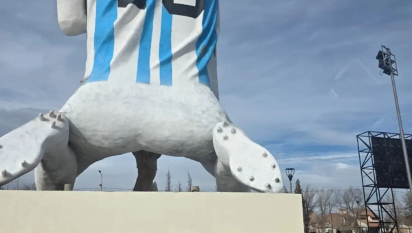 Giant Messi statue unveiled in patagonia, Argentina