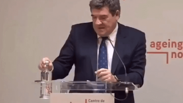 Spain’s minister accidentally poured water into a cup holder instead of a glass and couldn’t…