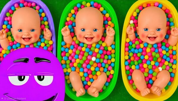 Sorting Colorful Candy with Baby Dolls – Satisfying Color Play 74