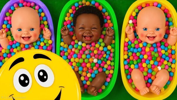 Sorting Colorful Candy with Baby Dolls – Satisfying Color Play